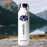 Namaste Blue Lotus Flower Modern Personalized Name Waterfles<br><div class="desc">Namaste Blue Lotus Flower Modern Personal Name Sports Fitness Yoga Stainless Steel Water Bottle is voorzien van een blauwe lotusbloem met de tekst "namaste" in een modern handgeschreven kalligrafiekscript en gepersonaliseerd met jouw naam. Perfect geschenk voor vrienden en familie voor verjaardag, Kerstmis, Moederdag, beste vrienden, yoga-liefhebbers, fitness en sport. Ontworpen...</div>