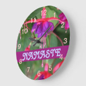 NAMASTE fuschia klok (Hoek)