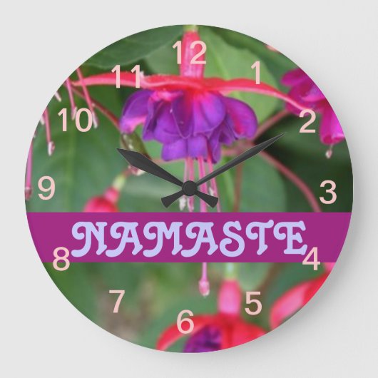 NAMASTE fuschia klok (Voorkant)