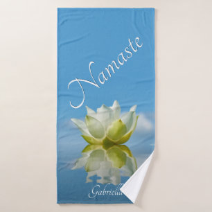 Namaste. Het weerspiegelen van Lotus Flower w/Name Badhanddoek