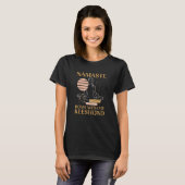 Namaste Home with My Keeshond Sayings Dog Lover Qu T-shirt (Voorkant volledig)
