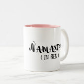 Namaste in Bed Tweekleurige Koffiemok (Voorkant rechts)