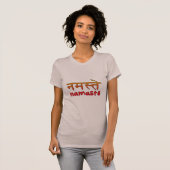Namaste in het Engels en Hindi Script T-shirt (Voorkant volledig)