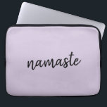 Namaste | Lila Paarse Yoga Meditation Zen Laptop Sleeve<br><div class="desc">Eenvoudig, stijlvol "namaste" citaat kunstontwerp in moderne, minimalistische handgeschreven script typografie op een pastellavender lila paarse achtergrond. De slogan kan gemakkelijk gepersonaliseerd worden met je eigen woorden voor een perfect cadeau voor een yoga bunny of een loods minnaar! Namasté betekent letterlijk "groeten voor je." In de Vedas, komt namaste meestal...</div>