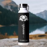 Namaste Lotus Flower Moderne Personalized Name Waterfles<br><div class="desc">Namaste Lotus Flower Modern Persoonlijke naam Sports Fitness Yoga Stainless Steel Water Bottle is voorzien van een lotusbloem met de tekst "namaste" in een modern handgeschreven kalligrafiekscript en gepersonaliseerd met jouw naam. Perfect geschenk voor vrienden en familie voor verjaardag, Kerstmis, Moederdag, beste vrienden, yoga-liefhebbers, fitness en sport. Ontworpen door ©...</div>