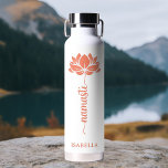 Namaste Lotus Flower Moderne Personalized Name Waterfles<br><div class="desc">Namaste Lotus Flower Modern Persoonlijke naam Sports Fitness Yoga Stainless Steel Water Bottle is voorzien van een lotusbloem met de tekst "namaste" in een modern handgeschreven kalligrafiekscript en gepersonaliseerd met jouw naam. Perfect geschenk voor vrienden en familie voor verjaardag, Kerstmis, Moederdag, beste vrienden, yoga-liefhebbers, fitness en sport. Ontworpen door ©...</div>