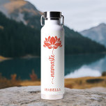 Namaste Lotus Flower Moderne Personalized Name Waterfles<br><div class="desc">Namaste Lotus Flower Modern Persoonlijke naam Sports Fitness Yoga Stainless Steel Water Bottle is voorzien van een lotusbloem met de tekst "namaste" in een modern handgeschreven kalligrafiekscript en gepersonaliseerd met jouw naam. Perfect geschenk voor vrienden en familie voor verjaardag, Kerstmis, Moederdag, beste vrienden, yoga-liefhebbers, fitness en sport. Ontworpen door ©...</div>