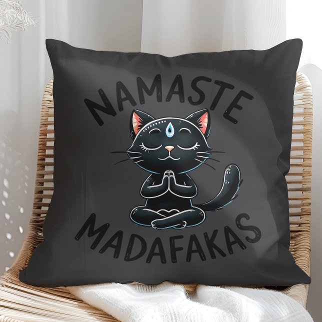 "Namaste Madafakas" Grappige Kattenliefhebbers Kussen ("Namaste Madafakas" Funny Cat Lovers Throw Pillow on a sunny boho rattan chair.)