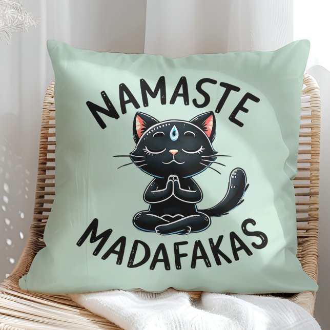 "Namaste Madafakas" Grappige Kattenliefhebbers Kussen ("Namaste Madafakas" Funny Cat Lovers Throw Pillow on a sunny boho rattan chair.)