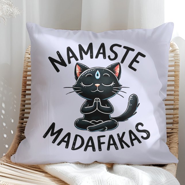 "Namaste Madafakas" Grappige Kattenliefhebbers Kussen ("Namaste Madafakas" Funny Cat Lovers Throw Pillow on a sunny boho rattan chair.)