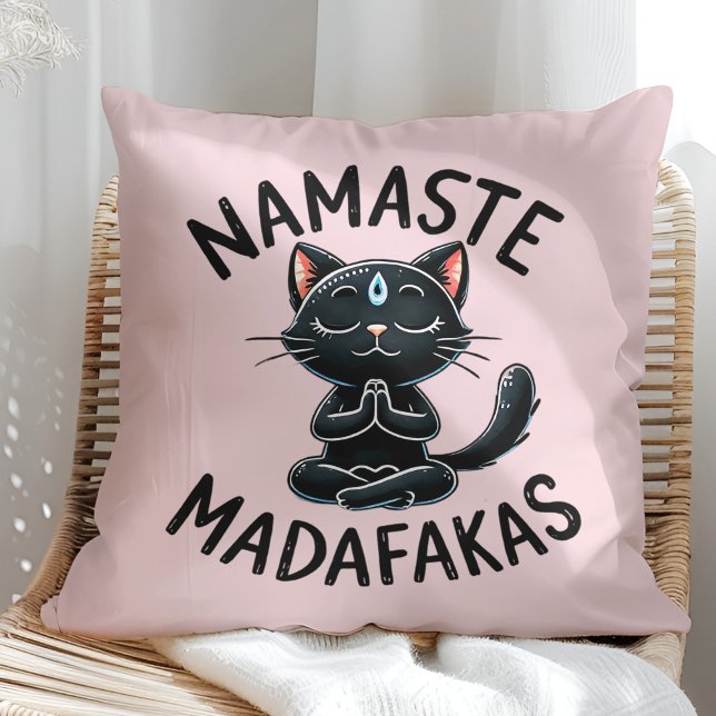 "Namaste Madafakas" Grappige Kattenliefhebbers Kussen ("Namaste Madafakas" Funny Cat Lovers Throw Pillow on a sunny boho rattan chair.)