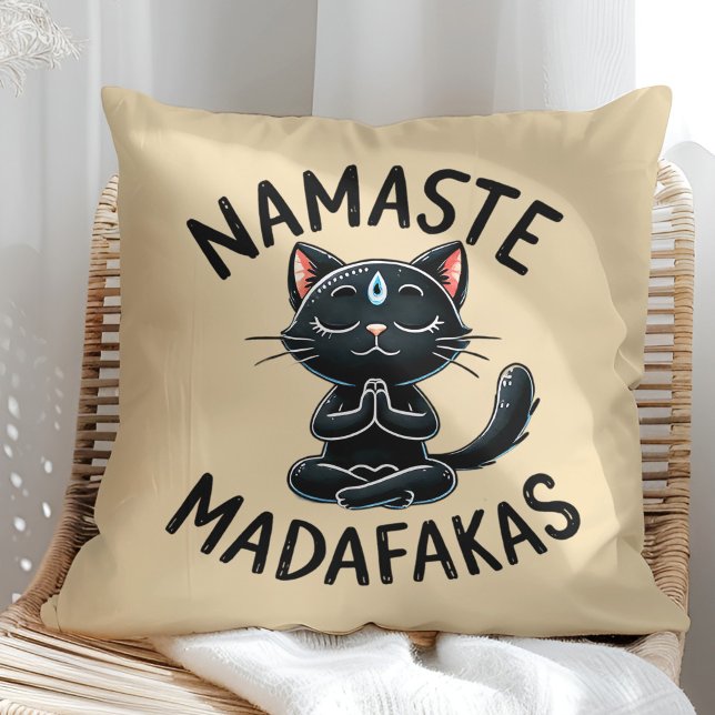 "Namaste Madafakas" Grappige Kattenliefhebbers Kussen ("Namaste Madafakas" Funny Cat Lovers Throw Pillow on a sunny boho rattan chair.)