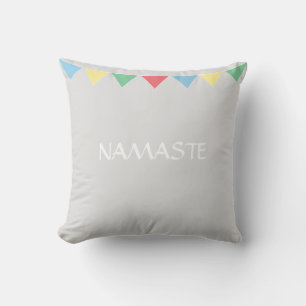 Namaste meerkleurige vlaggen op zilveren kleur kussen