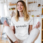 Namaste | Moderne Spirituele Meditation Yoga<br><div class="desc">Eenvoudig, stijlvol "namaste" citaat kunstontwerp in moderne, minimalistische handgeschreven scripttypografie. De slogan kan gemakkelijk gepersonaliseerd worden met je eigen woorden voor een perfect cadeau voor een yoga bunny of een loods minnaar! Namasté betekent letterlijk "groeten voor je." In de Vedas, komt namaste meestal als salutatie aan een godin voor. Maar...</div>