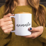 Namaste | Moderne Spirituele Meditation Yoga Tweekleurige Koffiemok<br><div class="desc">Eenvoudig, stijlvol "namaste" citaat kunstontwerp in moderne, minimalistische handgeschreven scripttypografie. De slogan kan gemakkelijk gepersonaliseerd worden met je eigen woorden voor een perfect cadeau voor een yoga bunny of een loods minnaar! Namasté betekent letterlijk "groeten voor je." In de Vedas, komt namaste meestal als salutatie aan een godin voor. Maar...</div>