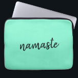 Namaste | Neo Mint Green Modern Yoga Spiritueel Laptop Sleeve<br><div class="desc">Eenvoudig, stijlvol "namaste" citaat kunstontwerp in moderne, minimalistische handgeschreven scripttypografie op een groene achtergrond van de munt. De slogan kan gemakkelijk gepersonaliseerd worden met je eigen woorden voor een perfect cadeau voor een yoga bunny of een loods minnaar! Namasté betekent letterlijk "groeten voor je." In de Vedas, komt namaste meestal...</div>