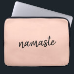 Namaste | Pachy Pink Modern Yoga Meditation Laptop Sleeve<br><div class="desc">Eenvoudig, stijlvol "namaste" citaat kunstontwerp in moderne, minimalistische handgeschreven script typografie op een pastelpieperroze achtergrond. De slogan kan gemakkelijk gepersonaliseerd worden met je eigen woorden voor een perfect cadeau voor een yoga bunny of een loods minnaar! Namasté betekent letterlijk "groeten voor je." In de Vedas, komt namaste meestal als salutatie...</div>