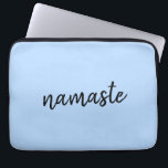 Namasté | Pastel Blue Yoga Spirituele aanhef Laptop Sleeve<br><div class="desc">Eenvoudig, stijlvol "namaste" citaat kunstontwerp in moderne, minimalistische handgeschreven manuscripttypografie op een pastelblauwe achtergrond. De slogan kan gemakkelijk gepersonaliseerd worden met je eigen woorden voor een perfect cadeau voor een yoga bunny of een loods minnaar! Namasté betekent letterlijk "groeten voor je." In de Vedas, komt namaste meestal als salutatie aan...</div>