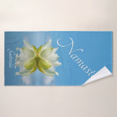 Namaste. Reflecterende Lotus Bloem met Naam Sky Bl Badhanddoek (Badhanddoek)