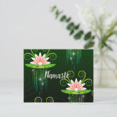 Namaste Roze Lilies en Groene Pads Mousserende Sta Briefkaart (Staand voorkant)