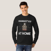 Namaste thuis Funny Yoga Sloth Meditating T-shirt (Voorkant volledig)