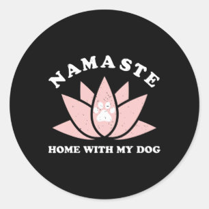 Namaste Thuis Met Mijn Hond Grappig Yoga Cadeau Vo Ronde Sticker