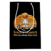 Namaste Trumpkin maakt Halloween weer geweldig Med Medium Cadeauzakje (Voorkant)