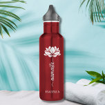 Namaste Whit Lotus Flower Modern Persoonlijke naam Waterfles<br><div class="desc">Namaste White Lotus Flower Modern Personalized Name Sports Fitness Yoga Stainless Steel Water Bottle kenmerkt een witte lotusbloem met de tekst "namaste" in een modern handgeschreven kalligrafiekscript en gepersonaliseerd met jouw naam. Perfect geschenk voor vrienden en familie voor verjaardag, Kerstmis, Moederdag, beste vrienden, yoga-liefhebbers, fitness en sport. Ontworpen door ©...</div>