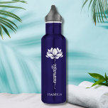 Namaste Whit Lotus Flower Modern Persoonlijke naam Waterfles<br><div class="desc">Namaste White Lotus Flower Modern Personalized Name Sports Fitness Yoga Stainless Steel Water Bottle kenmerkt een witte lotusbloem met de tekst "namaste" in een modern handgeschreven kalligrafiekscript en gepersonaliseerd met jouw naam. Perfect geschenk voor vrienden en familie voor verjaardag, Kerstmis, Moederdag, beste vrienden, yoga-liefhebbers, fitness en sport. Ontworpen door ©...</div>