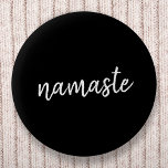 Namaste | Zwarte Yoga Modern Spirituele Meditation Ronde Button 5,7 Cm<br><div class="desc">Eenvoudig, stijlvol "namaste" citaat kunstontwerp in moderne, handgeschreven script-typografie op een gewaagde zwarte achtergrond. De slogan kan gemakkelijk gepersonaliseerd worden met je eigen woorden voor een perfect cadeau voor een yoga bunny of een loods minnaar! Namasté betekent letterlijk "groeten voor je." In de Vedas, komt namaste meestal als salutatie aan...</div>