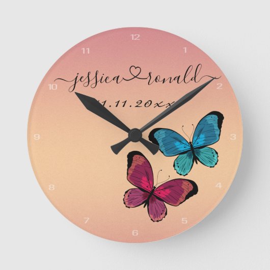 Namen en datum huwelijkscadeautjes op maat van Roo Ronde Klok (Voorkant)