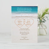 Namen in harten op de strand trouw uitnodiging (Staand voorkant)