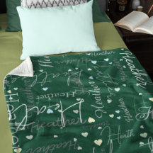 Namen Initialen en harten gerepliceerd langs groen