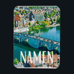 Namur Belgique Photo Vintage Magneet<br><div class="desc">Namen in het Nederlands: Namen; in het Duits: Namür; in het Waals: Nameur is een Franstalige stad van België, hoofdstad van Wallonië4 sinds 19865, en hoofd van de provincie Namen. De stad is centraal gelegen op 62, 5 km ten zuidoosten van Brussel, 40 km ten oosten van Charleroi en 66...</div>