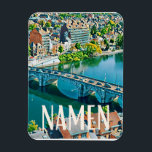Namur Belgique Photo Vintage Magneet<br><div class="desc">Namen in het Nederlands: Namen; in het Duits: Namür; in het Waals: Nameur is een Franstalige stad van België, hoofdstad van Wallonië4 sinds 19865, en hoofd van de provincie Namen. De stad is centraal gelegen op 62, 5 km ten zuidoosten van Brussel, 40 km ten oosten van Charleroi en 66...</div>