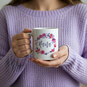 Nana Brush Script Bloemen Vlinder Roze Krans Koffiemok