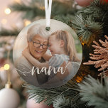 Nana Grandma Script Overlay Glas Ornament<br><div class="desc">Creëer een cadeautje voor een speciale grootmoeder met deze mooie aangepaste sierbloem. "Nana" verschijnt als elegante witte scriptbedekking op uw favoriete foto van oma en haar kleinkind of kleinkinderen.</div>
