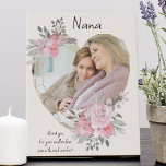Nana Photo Gold Heart Shaped Pink Floral Lijst Imitatie Canvas Print<br><div class="desc">Het canvas van de Foto van de douane dat u voor iedereen kunt personaliseren en een favoriete gezegde of woorden van het hart toevoegen. Je foto is geplaatst in een geometrisch hartvormig gouden lijst. Het gemstone-lijst is versierd met waterverf bouquets van roze bloemen. Het wordt geletterd met de woorden "Nana...</div>