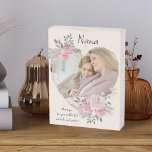 Nana Photo Pink Floral Lijst Geometric Gold Heart Houten Kist Print<br><div class="desc">Aangepast fotoblok dat u voor iedereen kunt personaliseren en een favoriete gezegde of woorden uit het hart kunt toevoegen. Je foto is geplaatst in een geometrisch hartvormig gouden lijst. Het gemstone-lijst is versierd met waterverf bouquets van roze bloemen. Het wordt geletterd met de woorden "Nana ... dank u voor uw...</div>