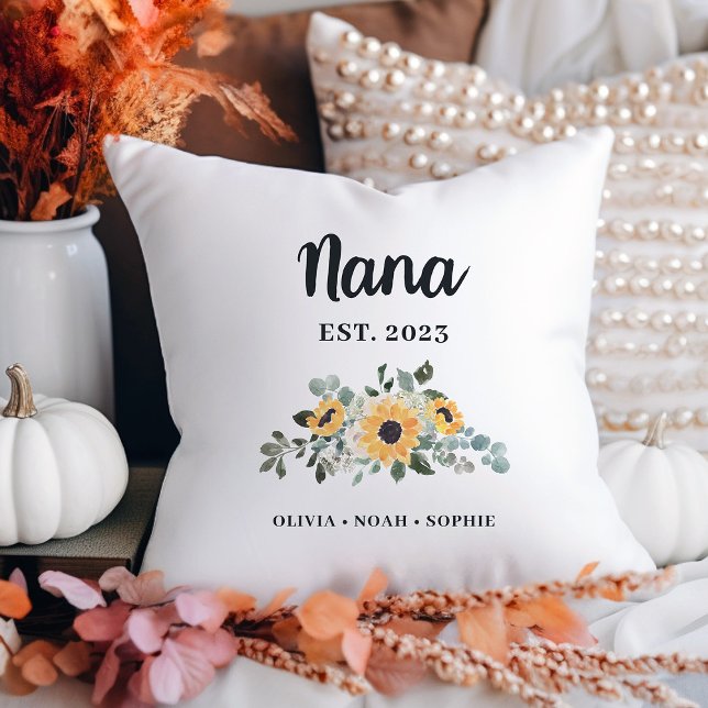 Nana |  rustieke zonnebloem en namen kussen (A pretty, rustic keepsake pillow with sunflowers for your Nana)