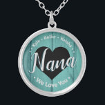 Nana We houden van je kleinkinderen, noem Ketting<br><div class="desc">Nana We houden van je persoonlijke kinder naam sjabloon. Eenvoudig te gebruiken,  verander gewoon de grote kinder namen naar je eigen kinderen.  Alle tekst is geopend en kan indien nodig worden aangepast. Stevige rustige achtergrond van hout.</div>