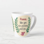 Nanas zoals jij zijn kostbaar en weinig oma-vogel latte mok (Rechterhoek)