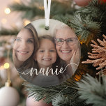 Nanie Grandma Script Overlay Glas Ornament<br><div class="desc">Creëer een cadeautje voor een speciale grootmoeder met deze mooie aangepaste sierbloem. "Nanie" verschijnt als een elegant wit script bedekking op je favoriete foto van oma en haar kleinkind of kleinkinderen.</div>