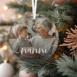 Nanni Grandma Script Overlay Glas Ornament<br><div class="desc">Creëer een cadeautje voor een speciale grootmoeder met deze mooie aangepaste sierbloem. "Nanni" verschijnt als een elegante witte scriptbedekking op je favoriete foto van oma en haar kleinkind of kleinkinderen.</div>