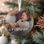 Nannie Grandma Script Overlay Glas Ornament<br><div class="desc">Creëer een cadeautje voor een speciale grootmoeder met deze mooie aangepaste sierbloem. "Nannie" verschijnt als een elegante witte scriptbedekking op je favoriete foto van oma en haar kleinkind of kleinkinderen.</div>