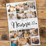 Nannie We houden van je hart Modern Foto Collage Theedoek<br><div class="desc">We houden van je Nannie! Kute, moderne familiefoto collage keukenhanddoek om oma te shows hoeveel ze van haar houdt. We houden van dit handgeschreven script met hartbloei, waardoor dit een hartverwarmend keepascadeau is voor een geliefde grootouder. Personaliseer met 12 favoriete afbeeldingen en uw persoonlijke boodschap en namen. Verkrijgbaar in veel...</div>