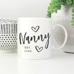 Nanny Year Vestiging oma Koffiemok<br><div class="desc">Creëer een zoete keepslag voor oma met dit eenvoudige ontwerp dat "Nanny" in hand geschetst manuscript dat met hart wordt geaccentueerd kenmerkt. Pas aan met het jaar dat ze grootmoeder werd voor een schattig Moederdag of een zwangerschapsgeschenk.</div>