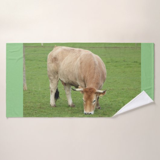 Nantaise-koe in een veld badhanddoek (Badhanddoek)