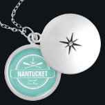 Nantucket, MA gepersonaliseerde naam, nautisch ank Locket Ketting<br><div class="desc">Dit Nantucket-, Massachusetts-nautische anker- en pedaalontwerp is gepersonaliseerd met uw favoriete stad, gebied of strand van Nantucket (zoals Brant Point, Madaket, Siasconset, Surfside, Monomoy, Naushop, Miacomet, enz.) en jouw naam (of schrapping). Dit retro, stijlontwerp kenmerkt een witte cirkel, een anker, een gekristalliseerd peddel en een gewaagde banner die Nantucket leest....</div>