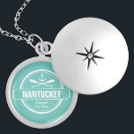 Nantucket, MA gepersonaliseerde naam, nautisch ank Locket Ketting<br><div class="desc">Dit Nantucket-, Massachusetts-nautische anker- en pedaalontwerp is gepersonaliseerd met uw favoriete stad, gebied of strand van Nantucket (zoals Brant Point, Madaket, Siasconset, Surfside, Monomoy, Naushop, Miacomet, enz.) en jouw naam (of schrapping). Dit retro, stijlontwerp kenmerkt een witte cirkel, een anker, een gekristalliseerd peddel en een gewaagde banner die Nantucket leest....</div>